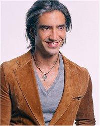 Alejandro Fernandez.jpg - ALEJANDRO FERNÁNDEZ Conocido como el ''Potrillo'' por ser el hijo del cantante Vicente Fernández, Alejandro ha mezclado su carrera como intérprete de canciones rancheras con la interpretación de baladas y hasta la actuación. ''A corazón abierto'' lo está dando a conocer en España. 